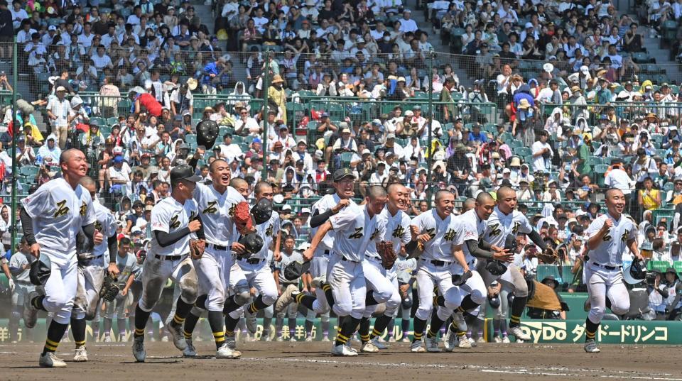 　聖和学園に勝ち、駆け出す石橋ナイン（撮影・北村雅宏）