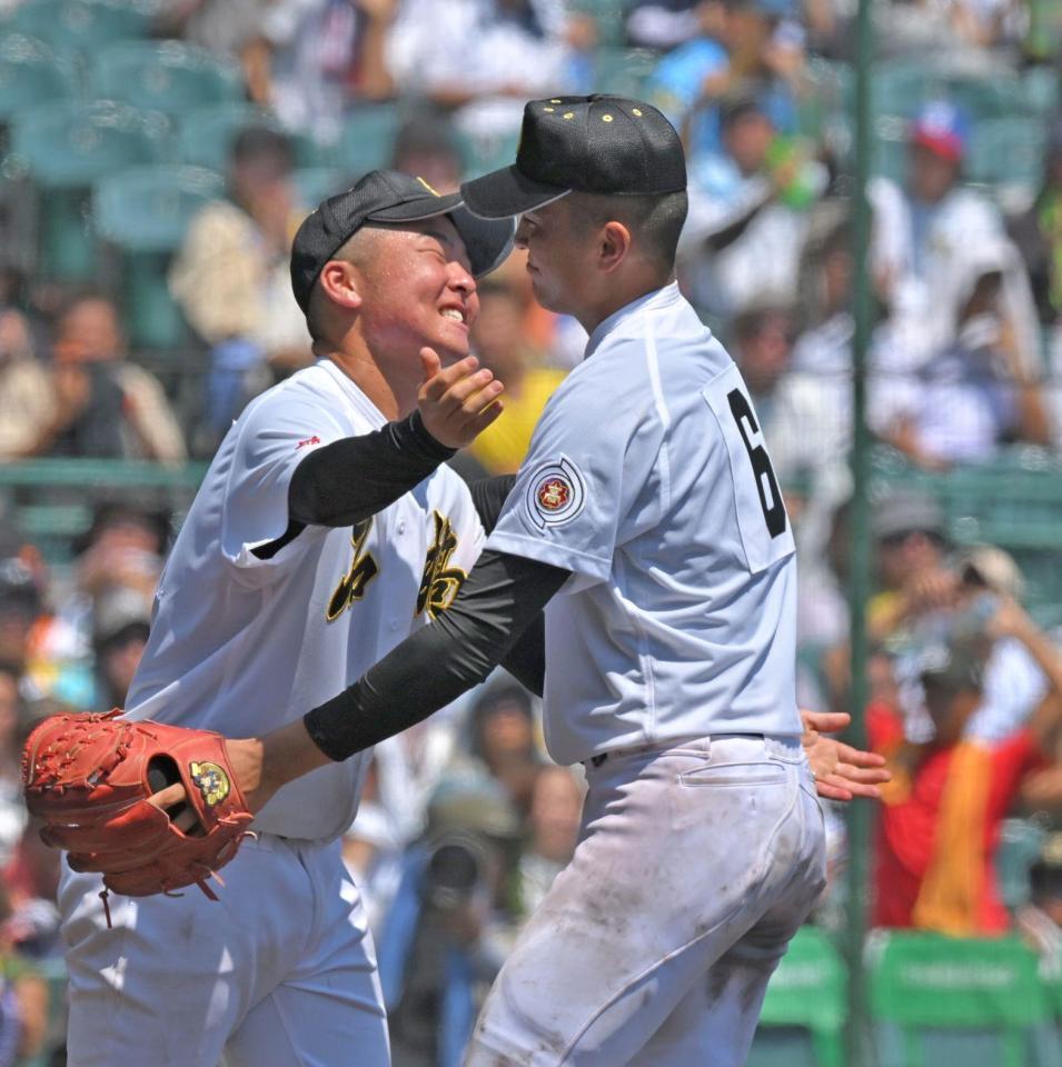 　完封勝利し、柳田瑛太と抱き合う石橋・入江祥太（右）＝撮影・北村雅宏