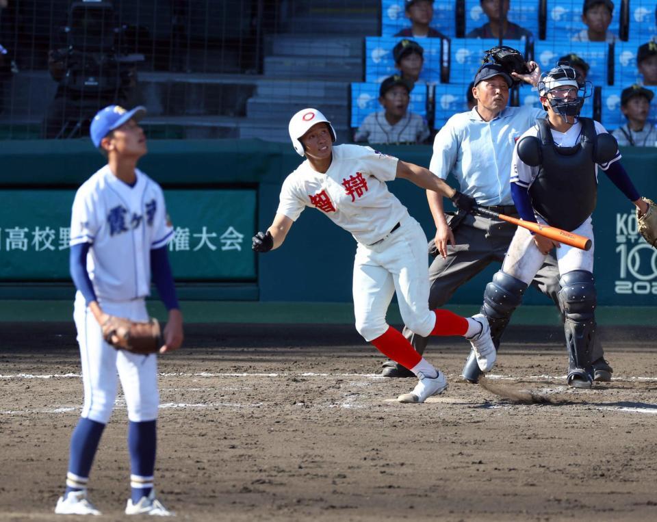 　８回、左越えに２ランを放つ智弁和歌山・高桑京士郎（投手は霞ケ浦・市村才樹）＝撮影・山口登