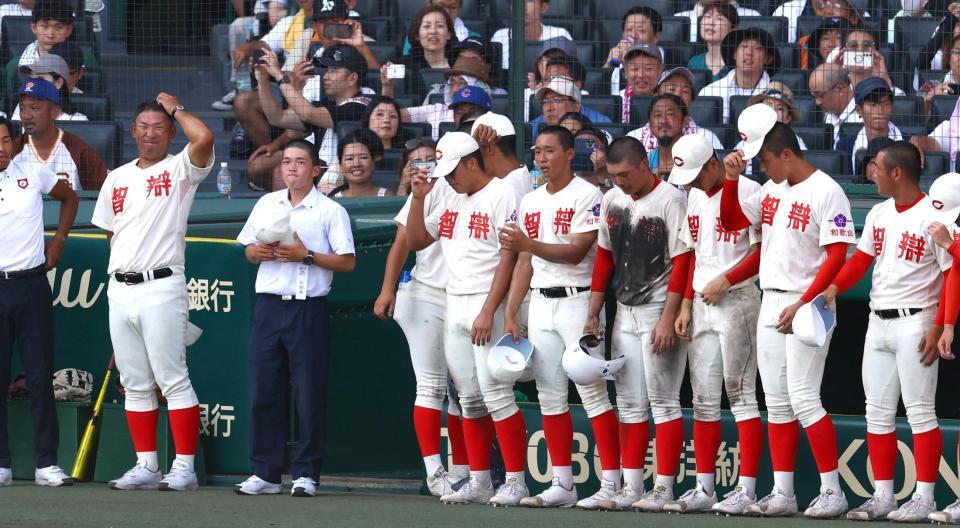 　延長で霞ケ浦に敗れ、肩を落とす智弁和歌山ナイン（撮影・山口登）