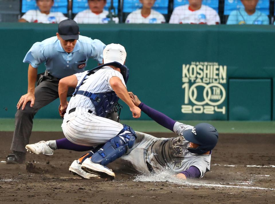 　４回、スクイズで三塁走者の花巻東・古城大翔は本塁を狙うもタッチアウトになる（捕手　滋賀学園・杉本晴基）＝撮影・山口登