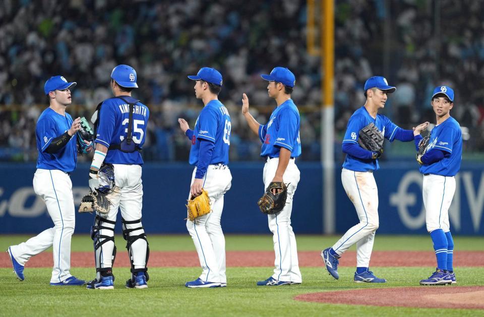 　ヤクルトに勝利し、タッチを交わす中日ナイン