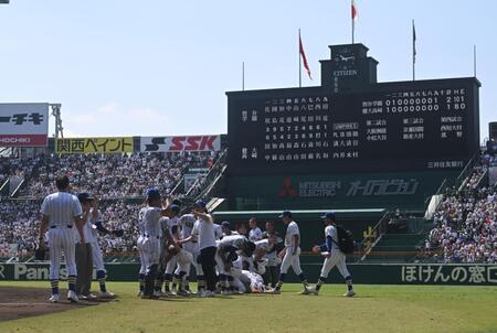 　試合に敗れ落胆する健大高崎ナイン（撮影・石井剣太郎）