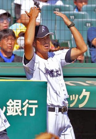 　京都国際戦で選手に指示を出す新潟産大付・吉野監督