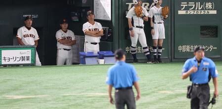 　３回、及川の一塁内野安打で２度打ちじゃないかと抗議した阿部監督（撮影・金田祐二）