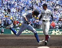 　８回、投手への内野安打で一塁へ駆け込む西川。３点目を挙げる