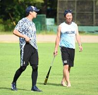 　山田（左）と話す高津監督（撮影・棚橋慶太）