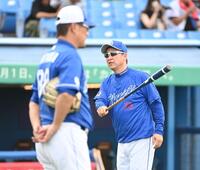 　練習を見つめる立浪監督。左は片岡コーチ（撮影・棚橋慶太）