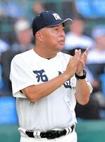 　２回、守備を終えたチームに声をかける西日本短大付・西村慎太郎監督（撮影・今井雅貴）