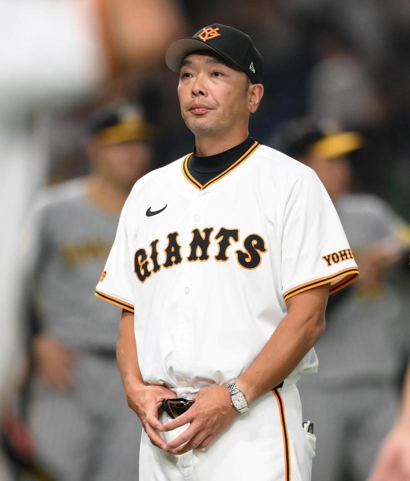 　試合後、あいさつをする阿部監督（撮影・堀内翔）