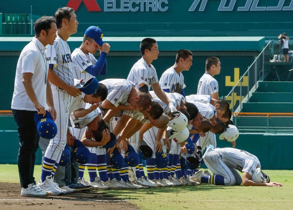 　智弁学園に敗れ、涙を流す健大高崎ナイン