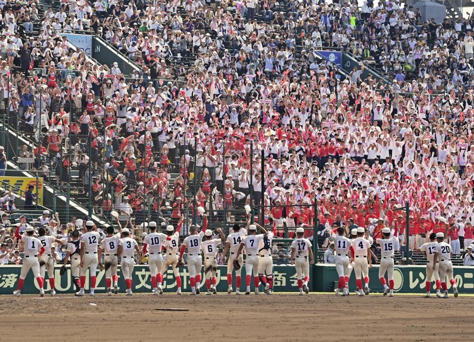 　健大高崎を破り、スタンドの声援に応える智弁学園ナイン