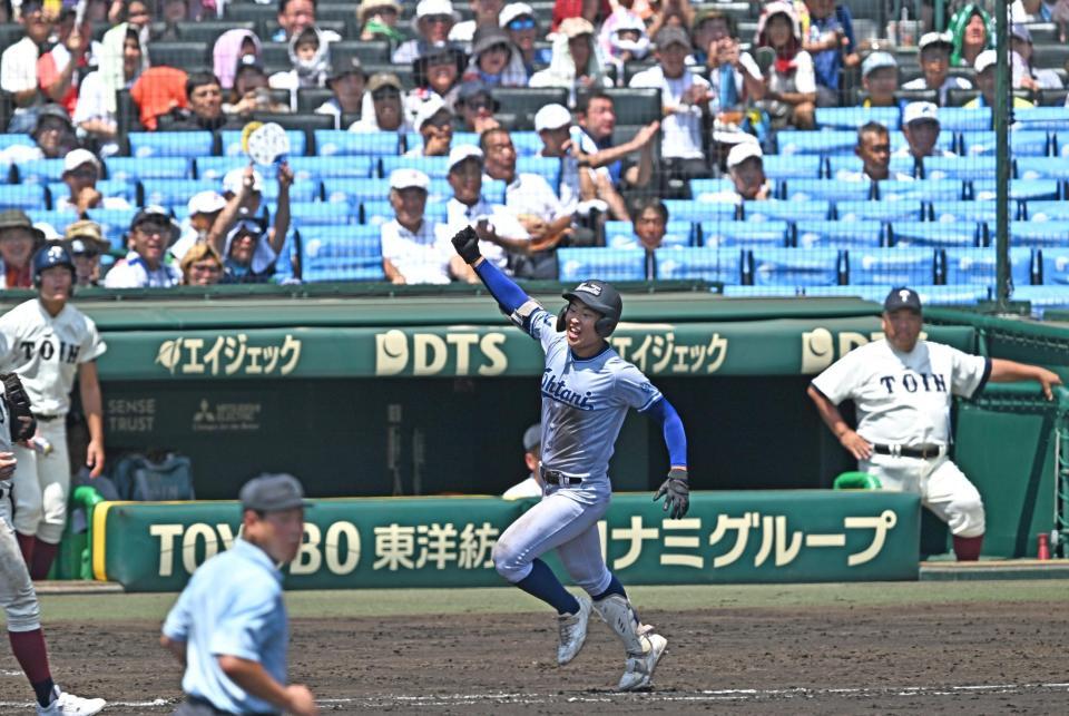 　７回、田西が中前適時打を放ちガッツポーズ