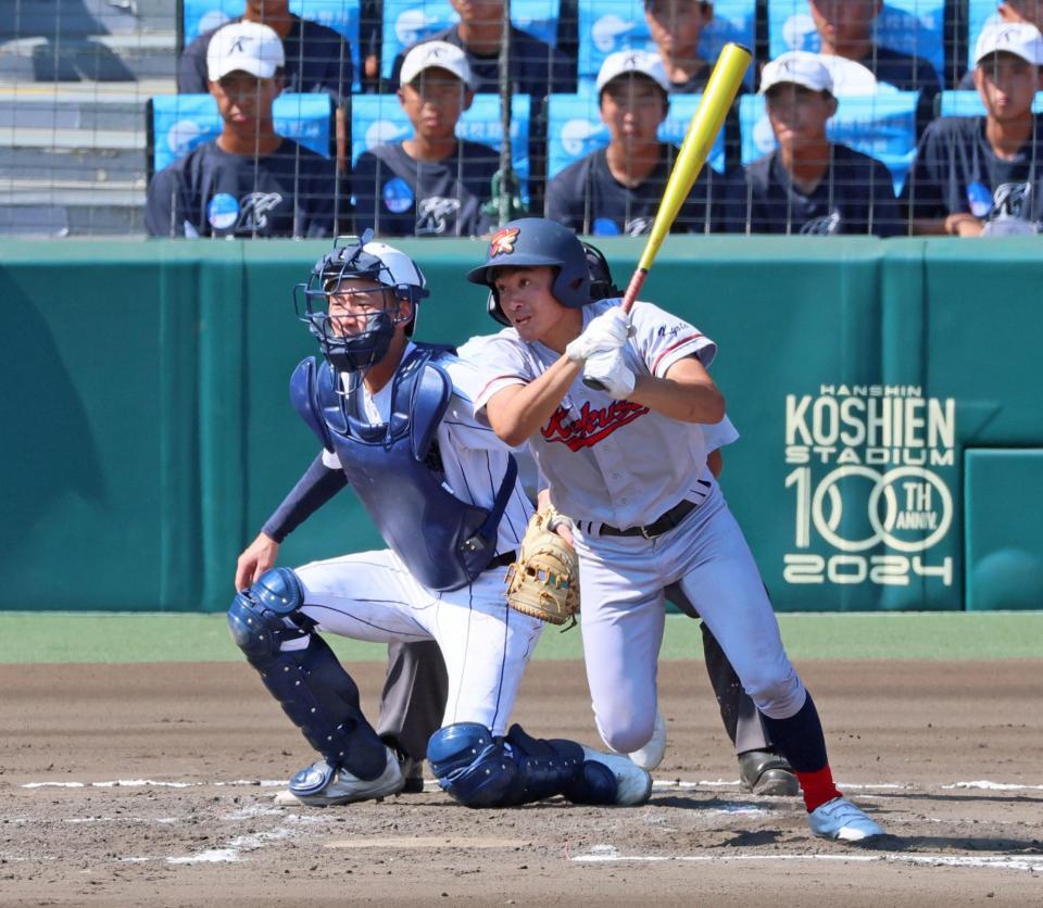 　７回、右前へ先制適時打を放つ京都国際・沢田遥斗（撮影・立川洋一郎）