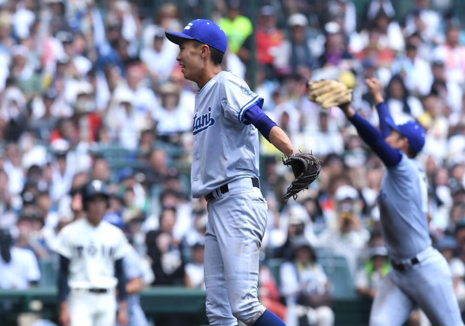 　試合に勝利し喜ぶ小松大谷・西川大智（撮影・石井剣太郎）