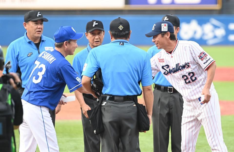 　メンバー表交換を終え握手を交わす立浪監督（左）と高津監督（撮影・棚橋慶太）