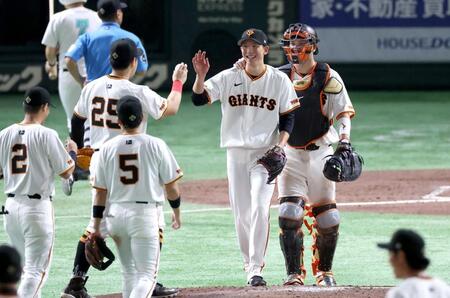 　完封勝利を挙げ笑顔の戸郷（撮影・金田祐二）