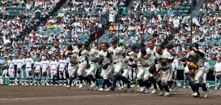 　中京大中京を破り、応援団にあいさつに向かう神村学園ナイン（撮影・山口登）