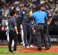 　２回、浅間の打球が当たり、治療後マウンドに戻ったが、投球練習後に緊急降板となった佐々木（中央）＝撮影・中島達哉