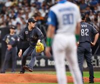 　２回、浅間の打球が直撃し、治療後にマウンドに戻り、小野投手コーチ（８２）の前で投球を確認する佐々木（撮影・中島達哉）