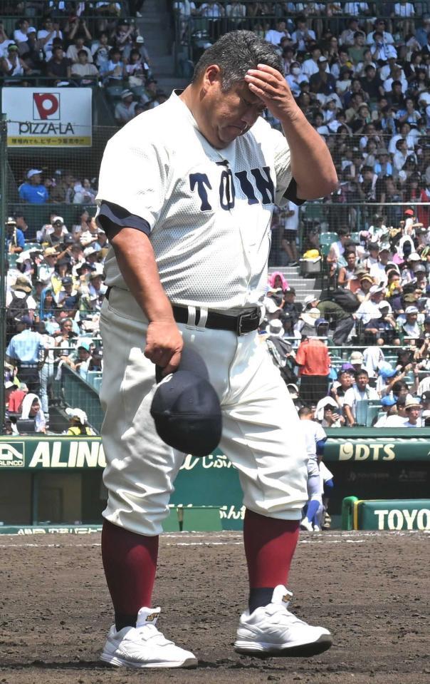 　試合に敗れ落胆する大阪桐蔭・西谷監督（撮影・石井剣太郎）