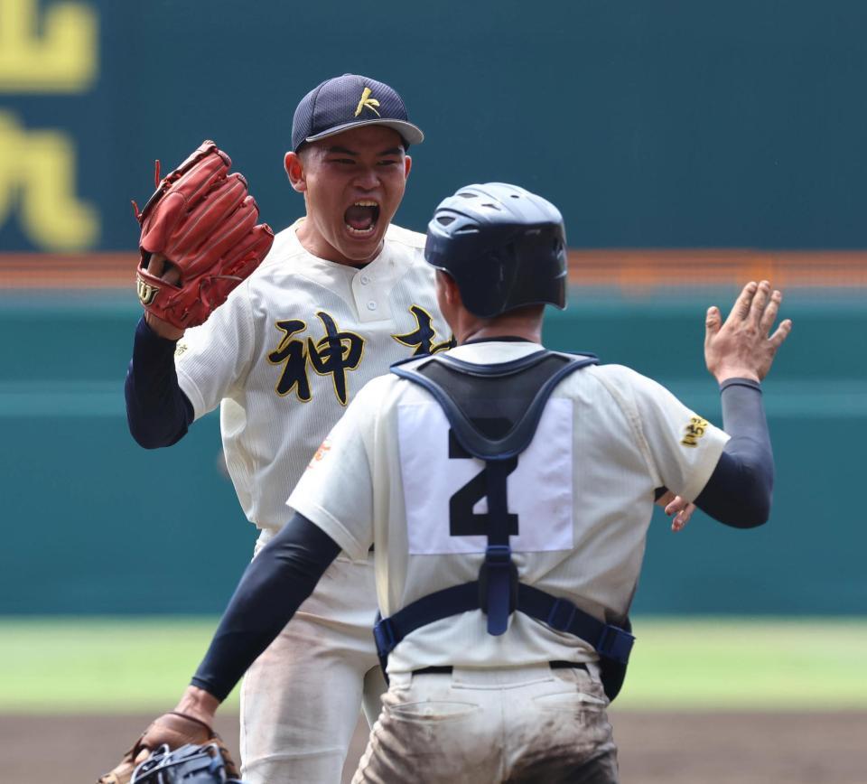 　中京大中京を破り、歓喜の神村学園・今村拓未（左）＝撮影・山口登