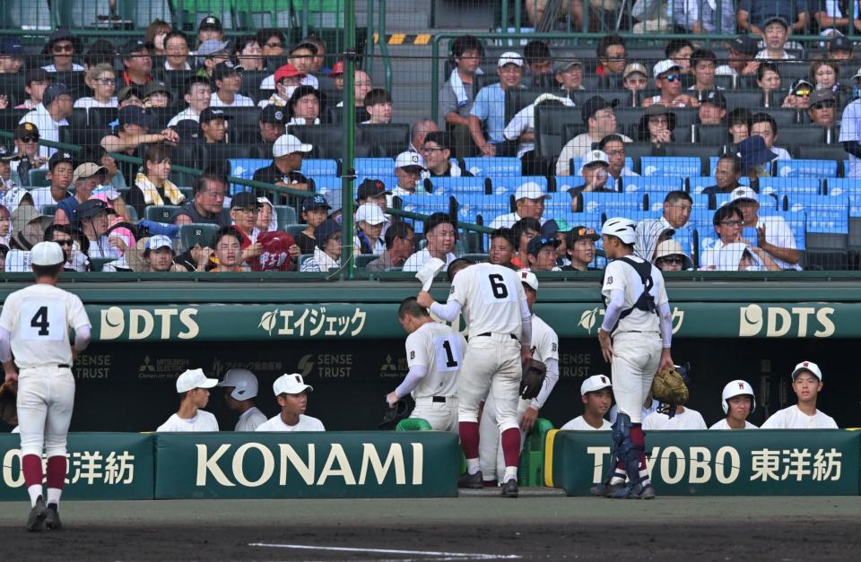 　４回途中、雷鳴のため一端ベンチに引き揚げる早実ナイン（撮影・北村雅宏）