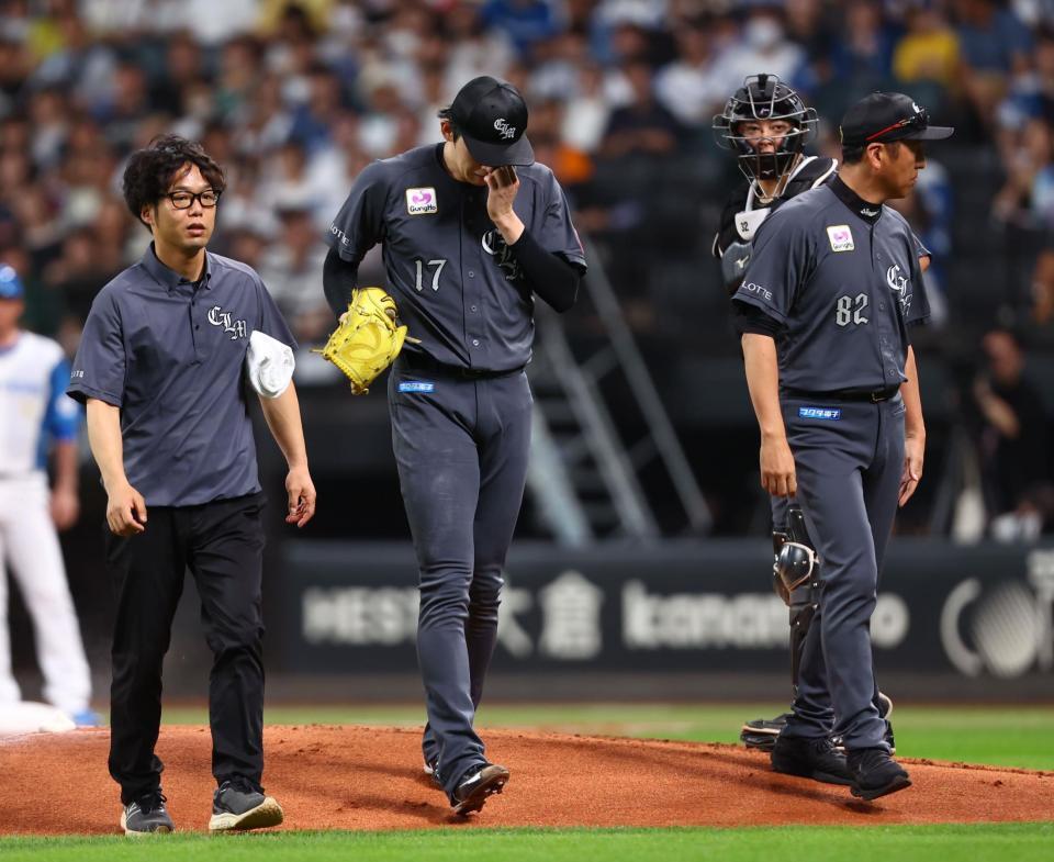 　２回、浅間の打球が当たり、ベンチに戻る佐々木（中央）＝撮影・中島達哉