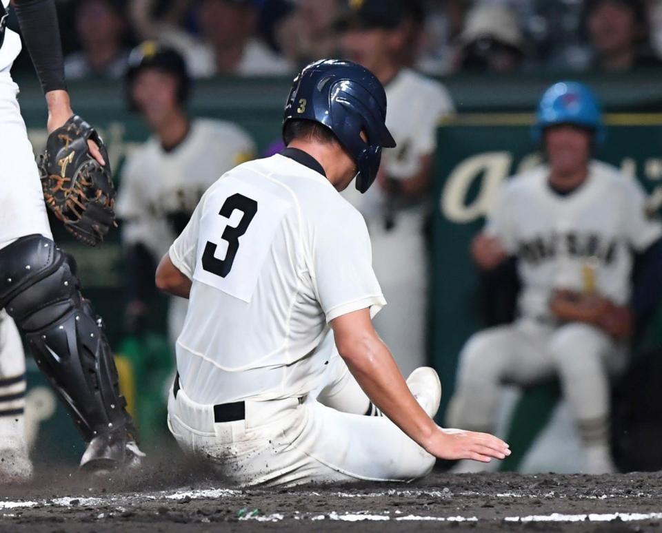 　１０回、創成館・武富の悪送球の間に生還し勝ち越しを決める大社・高梨壱盛（撮影・石井剣太郎）