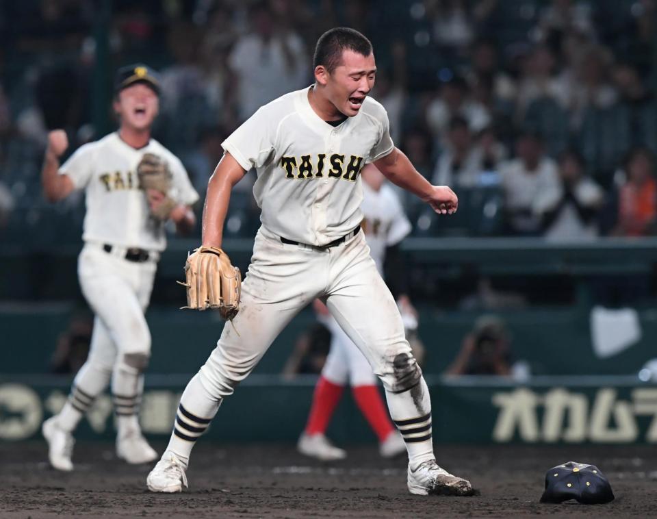 　試合を制し雄たけびを上げる大社・馬庭優太（撮影・石井剣太郎）