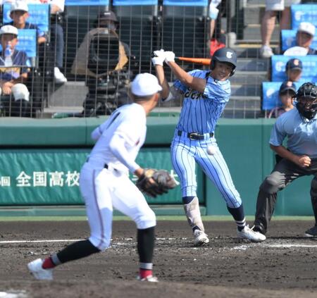 　３回、センターへ逆転２点適時打を放つ東海大相模・中村龍之介（撮影・伊藤笙子）