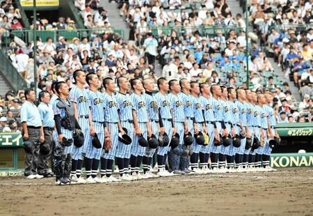 　試合に勝利し、校歌を歌う東海大相模ナイン（撮影・今井雅貴）