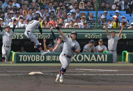 　１回、先制となる２ランを放った青森山田・原田純希（中央）は拳を突き上げる（撮影・北村雅宏）