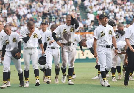 　青森山田に敗れ悔しがる石橋ナイン。前列右は福田監督