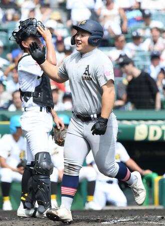 　１回、２ランを放ち笑顔で本塁に戻る青森山田・原田純希（撮影・石井剣太郎）