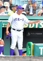 　選手に指示を出す関東第一・米沢貴光監督（撮影・今井雅貴）