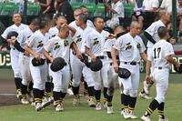 　３回戦で敗れ、肩を落とす石橋ナイン（撮影・北村雅宏）