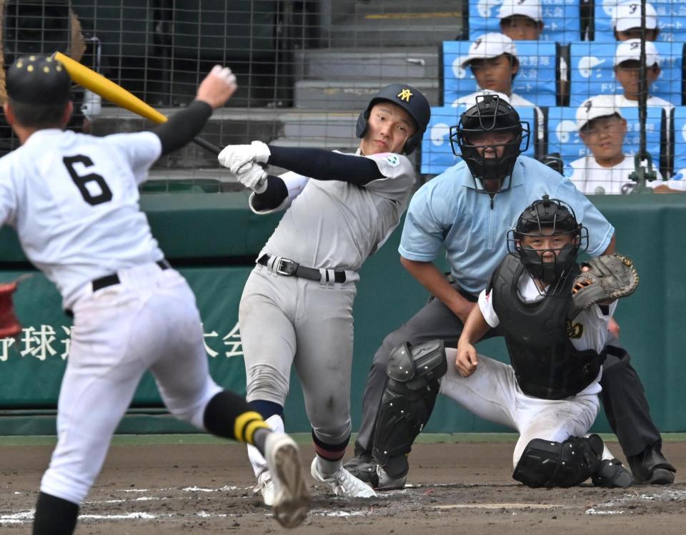 　７回、適時二塁打を放つ青森山田・橋場公祐（撮影・北村雅宏）