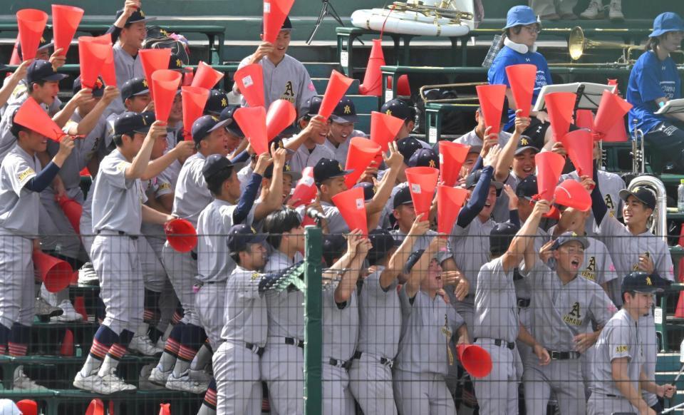 　クーリングタイム中、盛り上がる青森山田の応援団（撮影・北村雅宏）