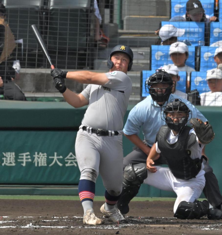 　１回、先制となる２ランを放つ青森山田・原田純希（撮影・北村雅宏）