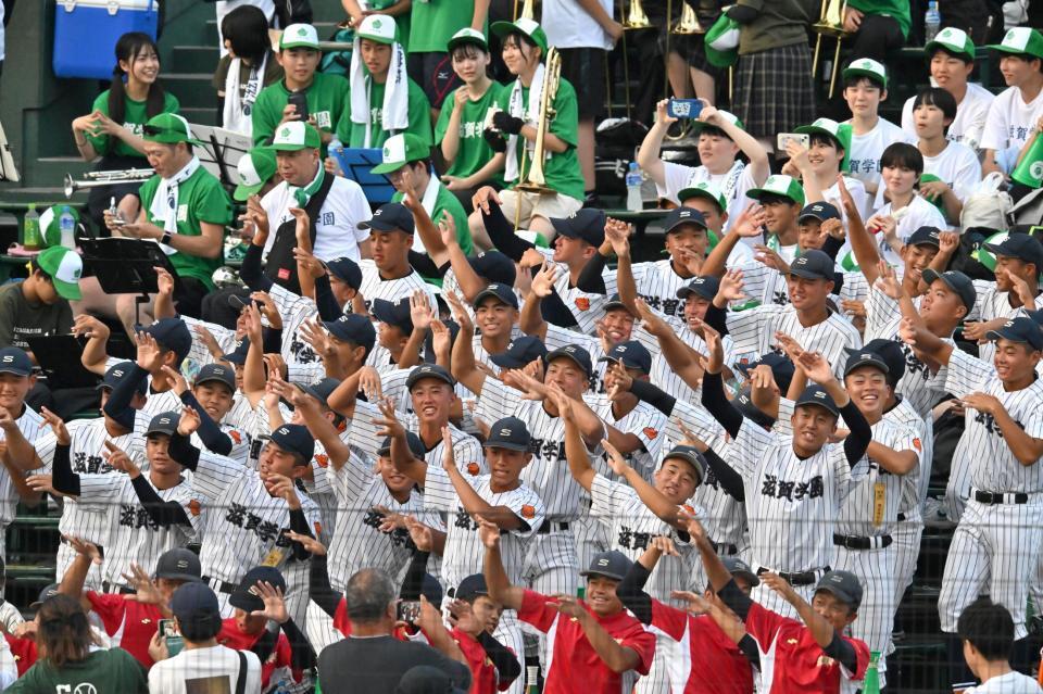 　クーリングタイム時、盛り上がる滋賀学園の応援団（撮影・北村雅宏）