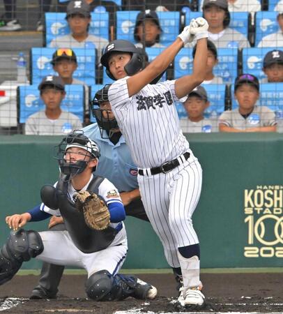 　１回、先制となる適時三塁打を放つ滋賀学園・岡田