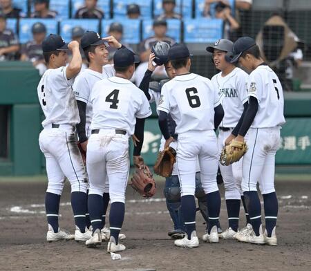 　４回、マウンドに集まる岡山学芸館ナイン