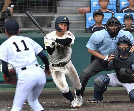 　５回、２点適時打を放つ神村学園・藤田侑駿（撮影・北村雅宏）