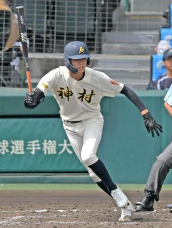 　４回、適時内野安打を放つ神村学園・早瀬朔（撮影・北村雅宏）