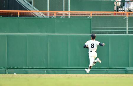 【写真】大社が痛恨プレー　中前打を中堅手・藤原がまさかの後逸…打者一気に生還　それでも甲子園は温かく