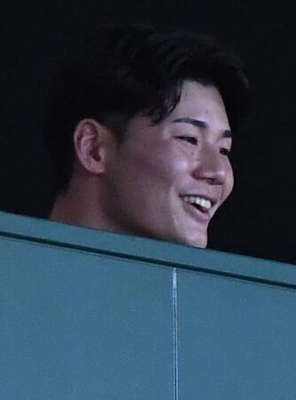 　７回、早実が勝ち越し笑顔の清宮（撮影・石井剣太郎）