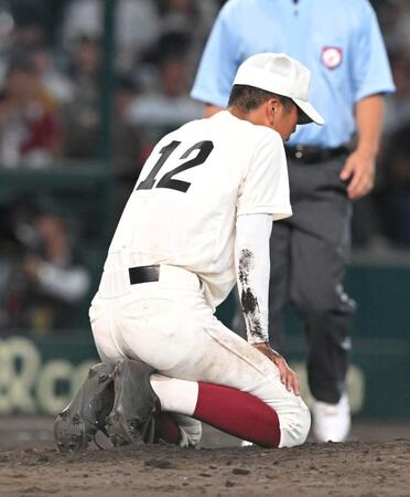 　試合に敗れ崩れ落ちる早実・川上真（撮影・石井剣太郎）