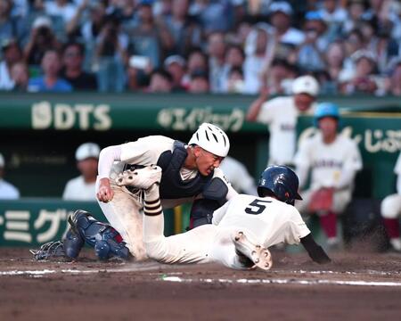 【写真】早実敗退も甲子園沸かせた内野手５人シフトでの併殺　導いた１年生左翼・西村の冷静さ光る「レフト側に打っていたので右側に意識を」