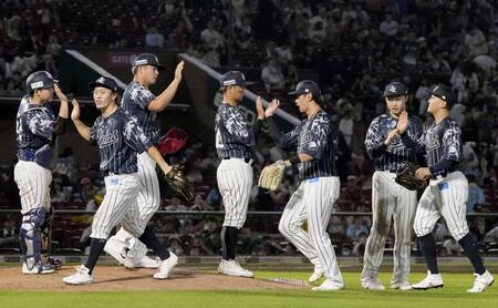 　楽天に大勝し、タッチを交わす西武ナイン